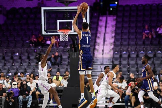  文班亚马盖帽三双震惊联盟  