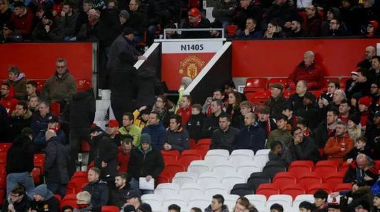  热刺球迷抗议高层，北看台横幅集体噤声  